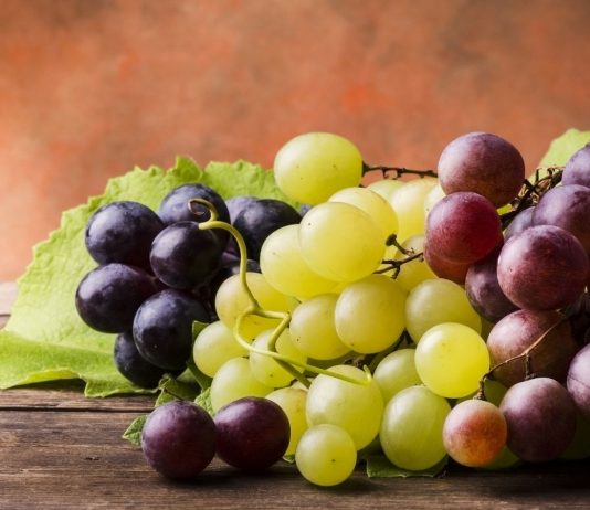 Which Grapes Are Better for You: Red, Black, or White? white grapes red grapes black grapes